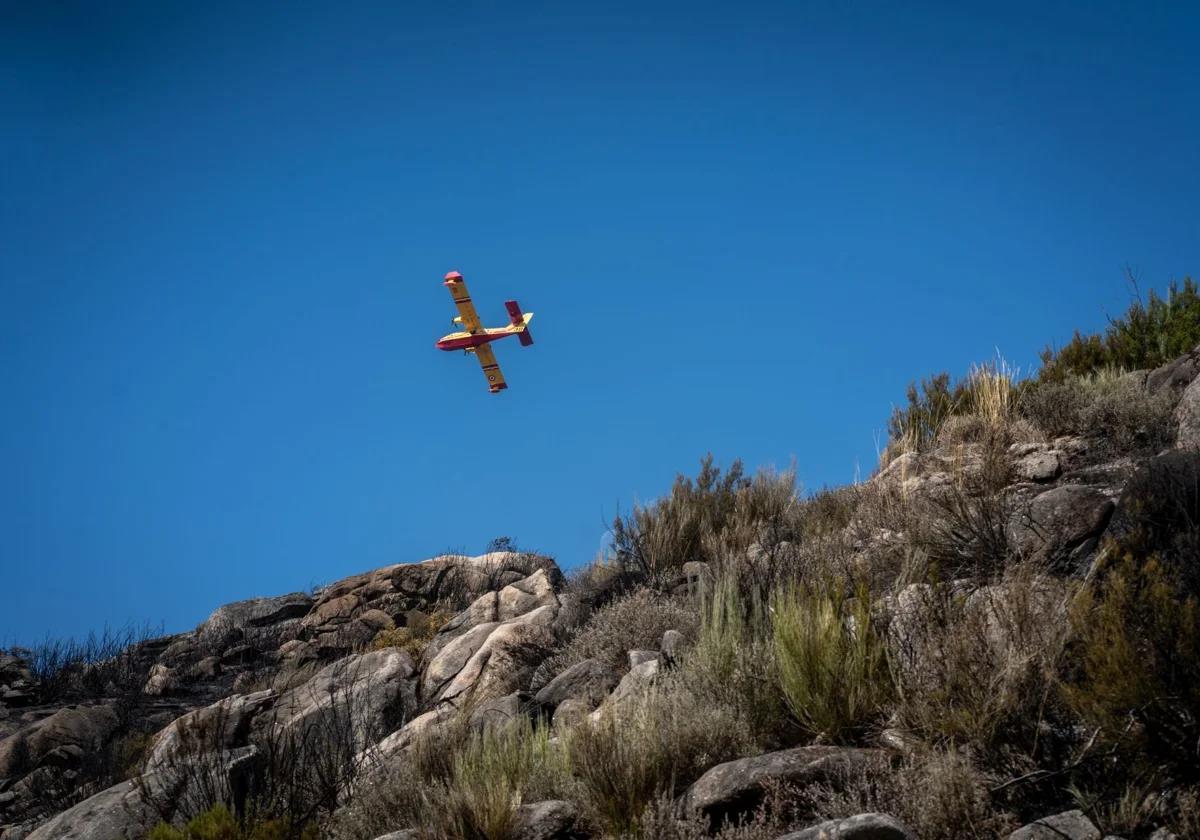 A French Canadair aircraft is involved in extinguishing the fire in Cádavos (Orense).